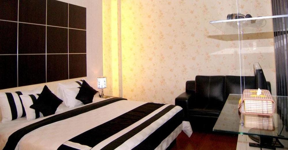 Hotel Harmony In & Karaoke Понтианак Экстерьер фото