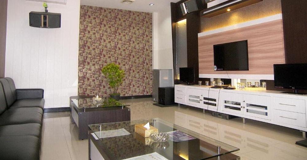 Hotel Harmony In & Karaoke Понтианак Экстерьер фото