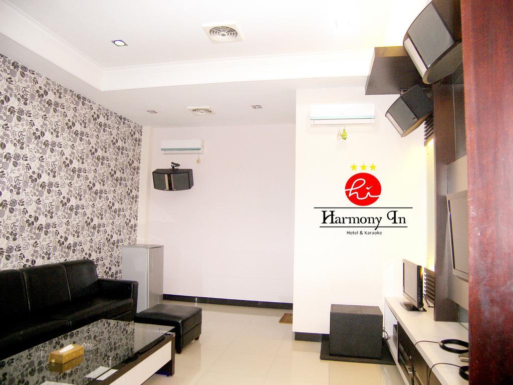 Hotel Harmony In & Karaoke Понтианак Экстерьер фото