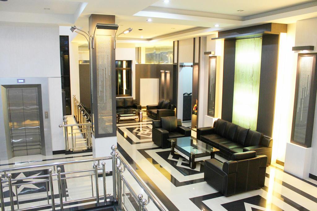 Hotel Harmony In & Karaoke Понтианак Экстерьер фото