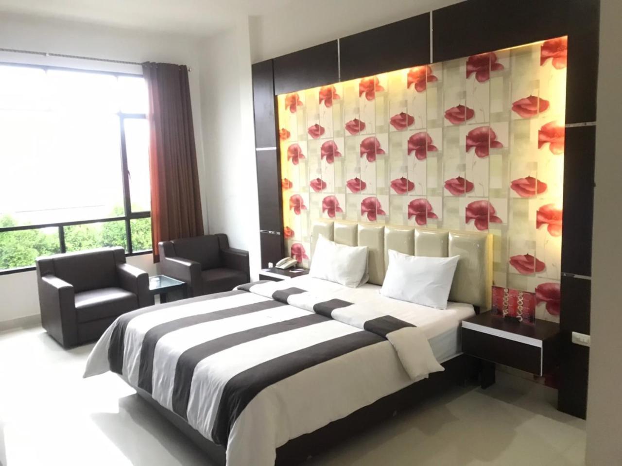Hotel Harmony In & Karaoke Понтианак Экстерьер фото